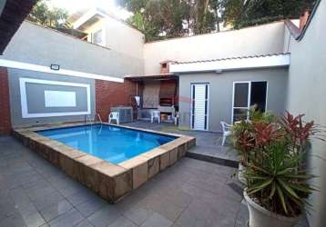 Casa térrea reformada com piscina na rua itanhangá