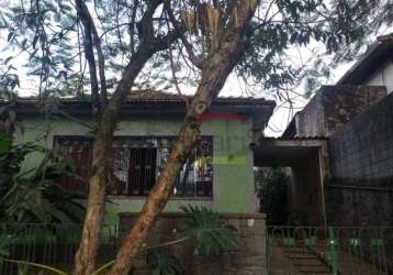 Casa totalmente térrea, muito antiga no jardim floresta