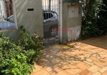 Imóvel comercial ou residencial com 2 casas, total de 5 dormitórios, 1 suíte, 2 vagas de garagem