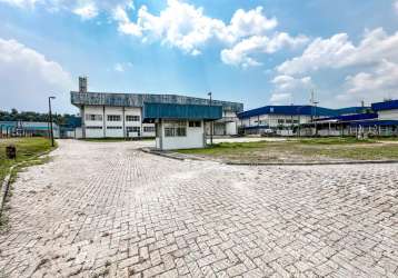 Galpão de 3400m² com docas e patio para carretas no distrito industrial