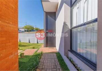 Casa em condomínio para venda com 4 quartos, 269m²