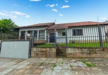 Ampla casa construída sob dois terrenos na av. josé brambila