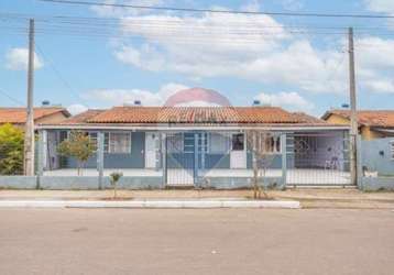 Linda casa com dois quartos e piscina.