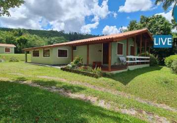 Excelente oportunidade! casa de madeira e alvenaria em condomínio com lazer