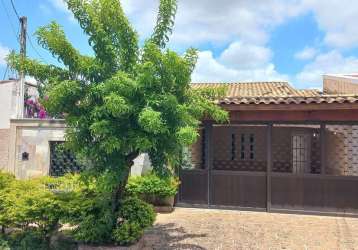 Linda casa para venda e locação, em ótima localização com três dormitórios e edícula no parque boa