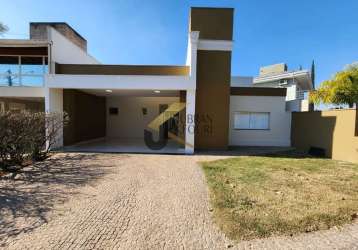 Casa à venda em condomínio de valinhos, com 3 dormitórios (2 suítes) e garagem para vários carros.