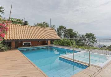 Casa com vista mar e 4 quartos no centro de florianópolis