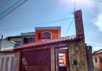 Sobrado triplex com quintal e churrasqueira