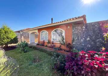 Casa térrea com amplo espaço de terreno e de área construída