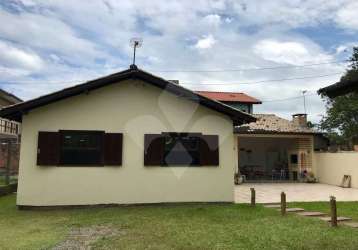 Casa em condomínio fechado com 3 quartos para alugar na das pedras, 320, praia da ferrugem, garopaba por r$ 900