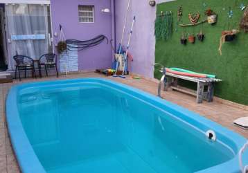 Belíssima casa com piscina disponível para venda