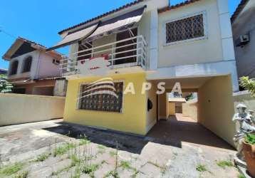 Excelente casa duplex em ponto privilegiado da freguesia próximo a vasto comércio, hospitais, academ