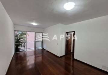 Este apartamento parece incrível! localizado no leblon, com 98m², uma sala super confortável e varan