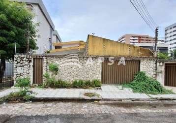 Casa comercial na pajuçara com amplo espaço interno, garagem ampla e  totalmente coberta, 03 salas,