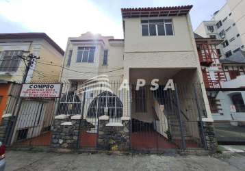 Excelente casa de frente para rua, serve para locação residencial e comercial, fica localizada na pr