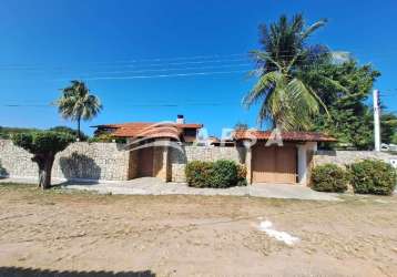 Excelente casa localizada em ipioca, 4 quartos sendo 1 suíte e 2 reversíveis; sala de estar e jantar