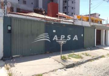 Ponto comercial localizado na jatiuca - composto por 04 quartos sendo 02 suites, 02 banheiros, 02 sa