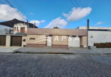 Excelente casa localizada no feitosa. possui 2 quartos; sala de estar e jantar; banheiro com kit ace