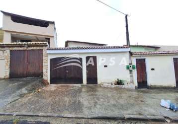 Ótima casa,  de frente, composta por sala, 02 quartos, cozinha, banheiro, aréa de serviço e amplo qu