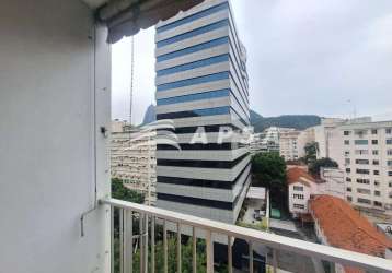 Apartamento em botafogo, composto por uma sala ampla integrada a uma varanda com vista deslumbrante