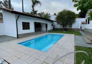 Casa para venda em cotia, alto padrão, com piscina.