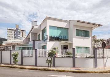 Casa alto padrão com 2 suítes + 1 quarto, centro de jaraguá do sul