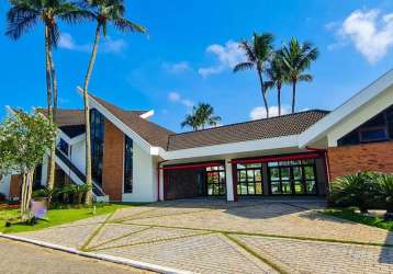 Casa com arquitetura arrojada no jardim acapulco.