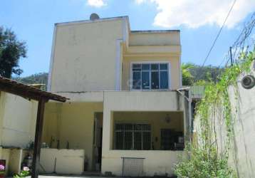 Casa duplex, 2 quartos, ideal para comércio.