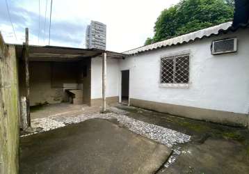 Casa de fundos com 1 quarto em encruzilhada - santos - sp