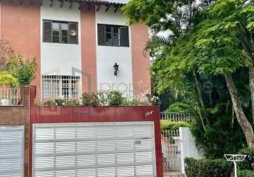 Linda casa em área nobre, com 3 dormitórios, 1 suíte, 4 banheiros e 2 vagas.