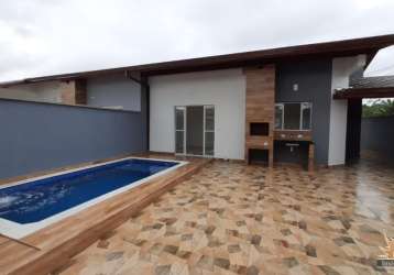 Casa nova na praia lado praia com piscina e churrasqueira - 02 quartos e 02 banheiros