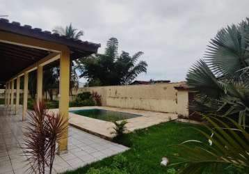 Linda casa com piscina, churrasqueira e quadra esportiva