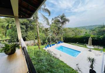 Casa espaçosa e elegante em terreno amplo no atiradores