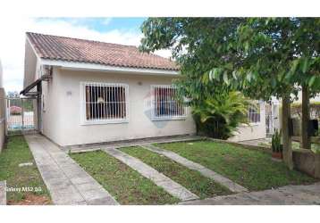 Casa 2 dormitórios, com 1 suíte, piscina aos fundos.