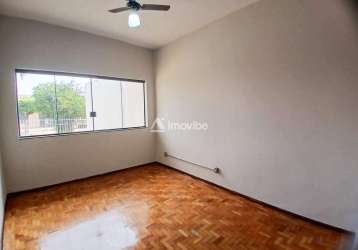 Casa comercial/residencial, 2 salas, 1 quarto, 1 cozinha, 1 banheiro, 2 vagas garagem