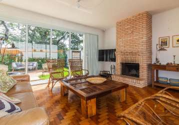 Casa térrea localizada em um dos melhores bairros de são paulo, o city boaçava , com 520 m² de terreno e 188 m² de área construída