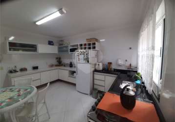 Sobrado com 112m2, 3 quartos, sendo 2 suítes, sala, cozinha, 3 banheiros e 2 vagas de garagem