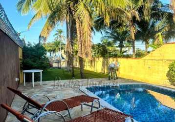 Casa estilo colonial frente ao mar na praia das palmeiras