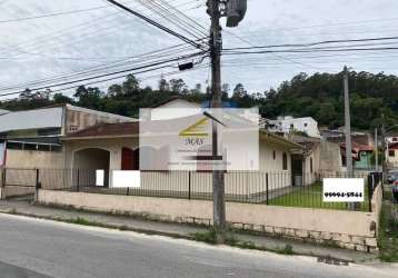 Casa à venda em excelente localização no saco dos limões