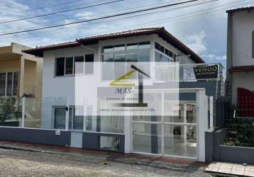 Excelente casa de alvenaria à venda, a 200m da orla da praia no bairro itaguaçu - florianópolis/sc