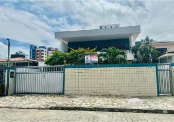 Casa moderna com piscina em jardim oceania