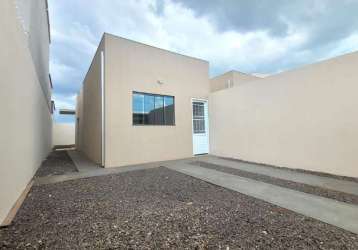 Casa à venda com 2 quartos sendo um suíte.