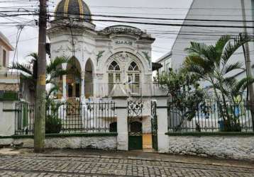 Ótima casa, no auge dos seus 90m², em ponto nobre de santa teresa