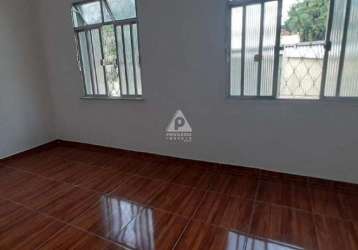 Vendo casa com 4 quartos, varandão e 180 m² com garagem.