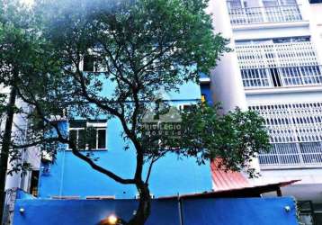 Em uma rua arborizada em meio a cafés e bares de copacabana, este hostel fica a 8 minutos a pé da praia , a 4 km do teleférico do pão de açucar!!