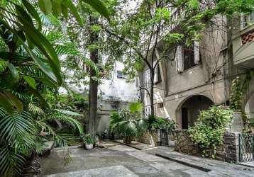 Casa de vila triplex de 6 quartos, 3 banheiros, dependência, área externa, em copacabana.