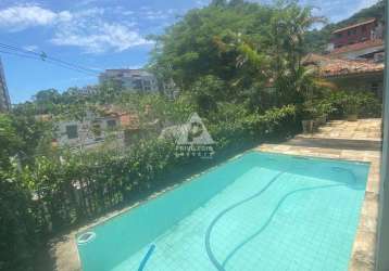 Casa triplex, 4 quartos com 2 vagas e piscina em laranjeiras