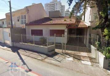 Casa na trindade excelente para residencia e comercial. ótima para clínica ou empresa.