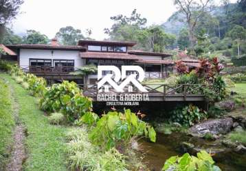 Linda casa com piscina natural e cachoeira