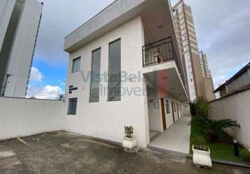 Possui 1 quarto/sala, cozinha com gabinete, banheiro com gabinete e box, área de serviço e 1 vaga descoberta